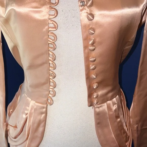 👗 Vintage 1940s Carlye Pale Pink Satin Suit – Frog Buttons, Peplum Waist – EUC - Picture 3 of 16